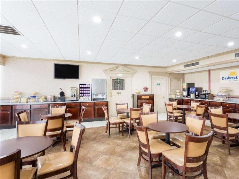 Days Inn By Wyndham Goldsboro Esterno foto
