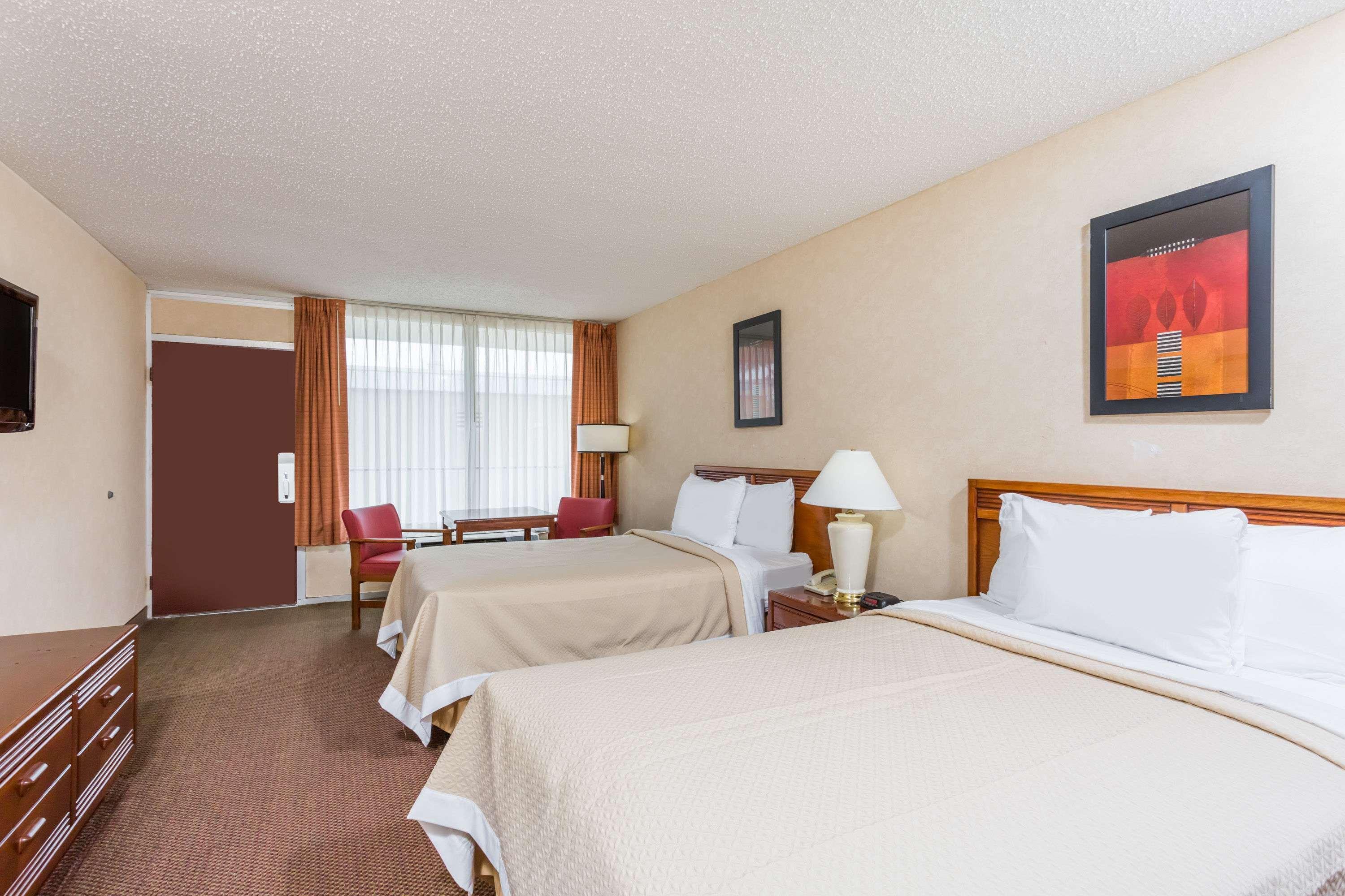 Days Inn By Wyndham Goldsboro Esterno foto