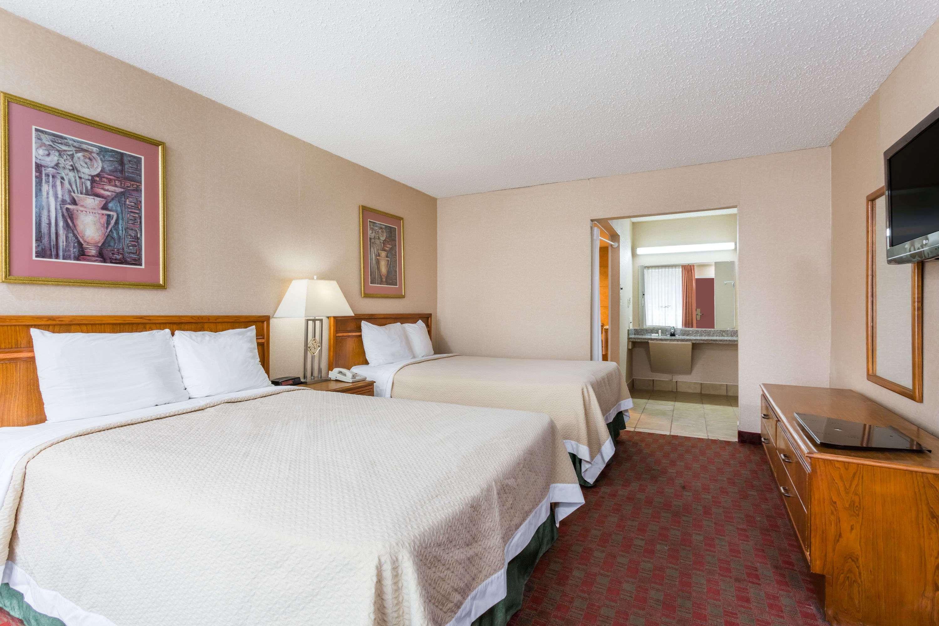Days Inn By Wyndham Goldsboro Esterno foto