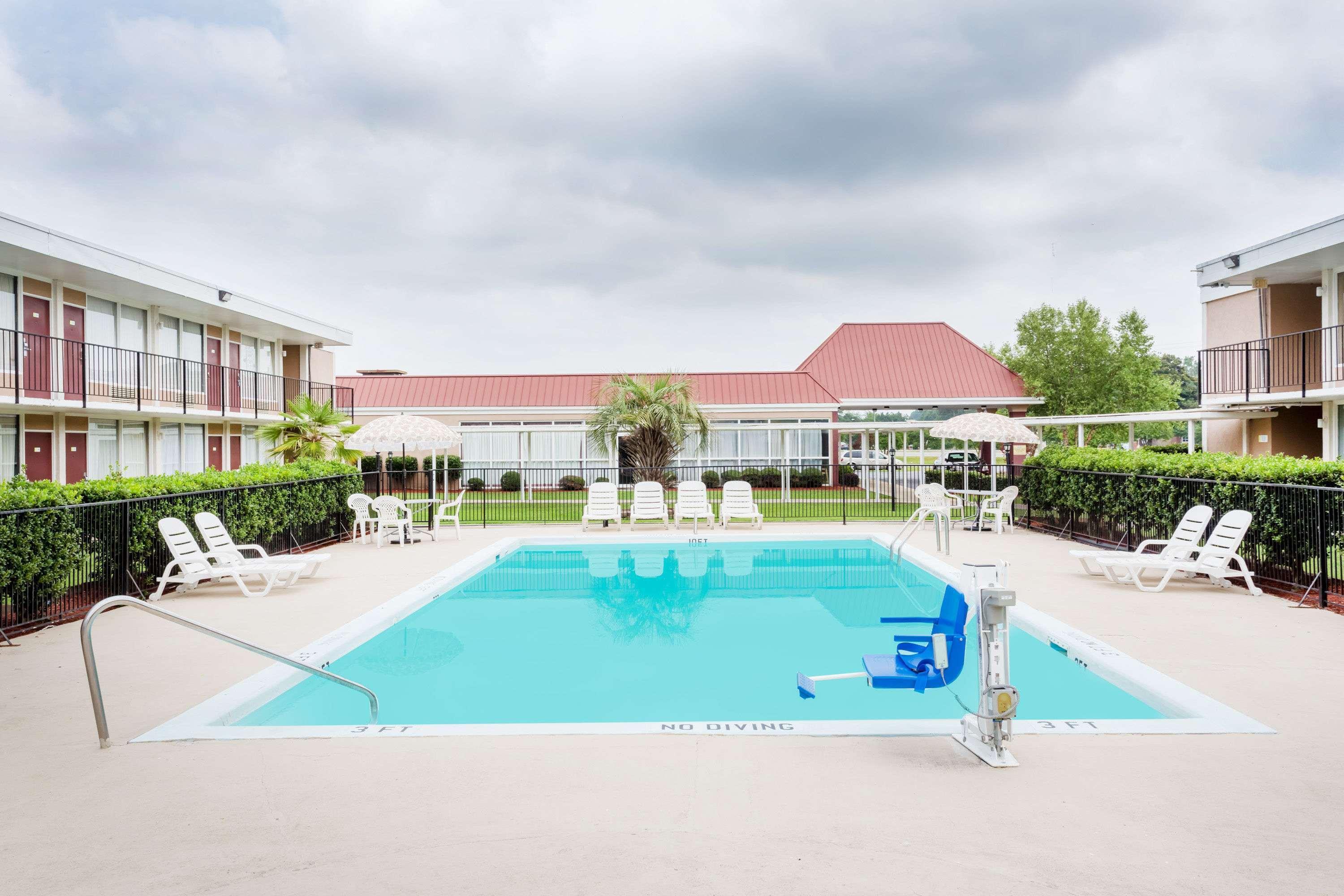 Days Inn By Wyndham Goldsboro Esterno foto