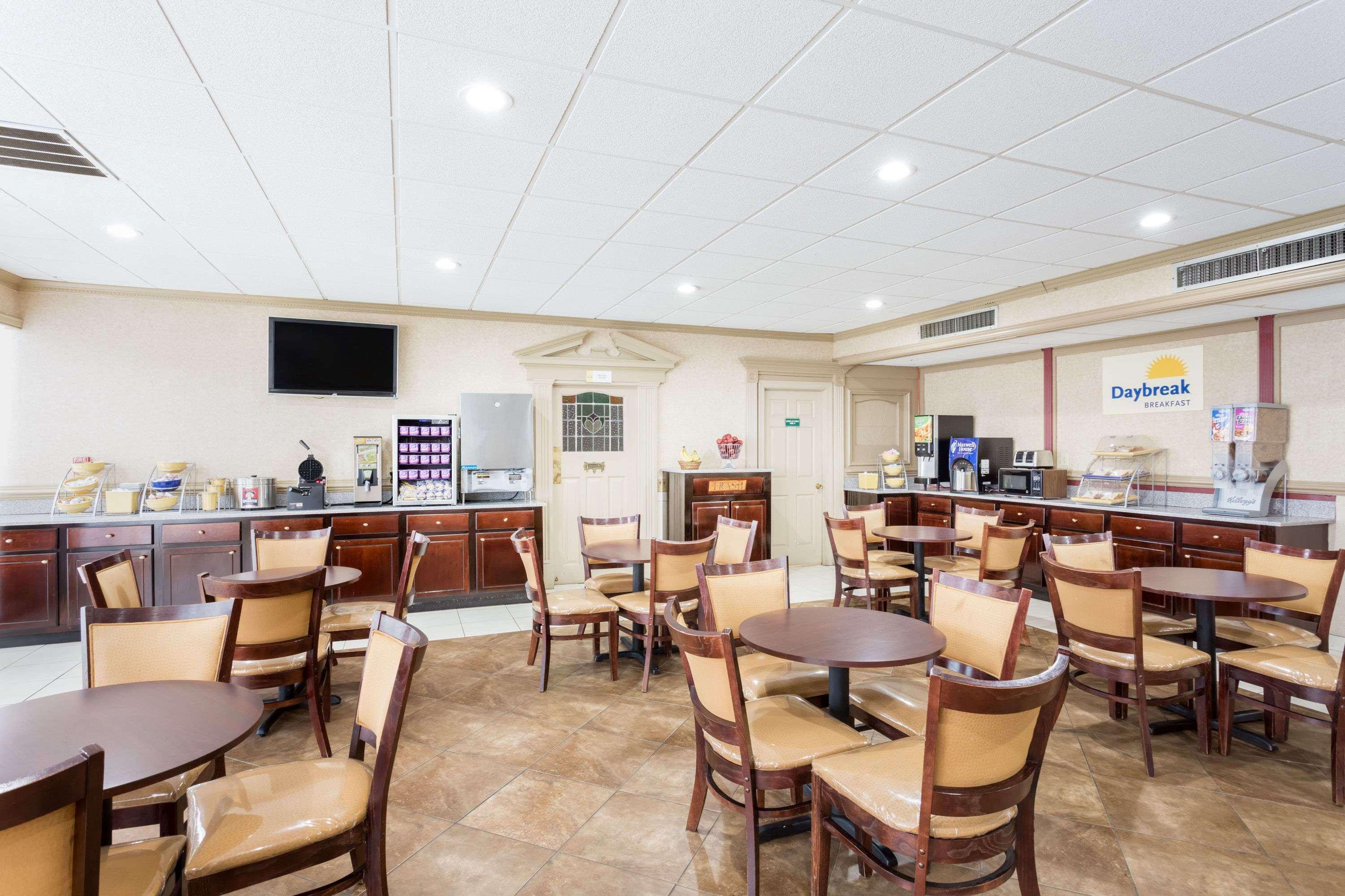 Days Inn By Wyndham Goldsboro Esterno foto